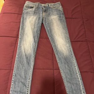 Gently Worn Women’s/Juniors Levi’s Skinny Jeans!! Size: 28